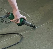 Trådförslutning av akustiklinoleum